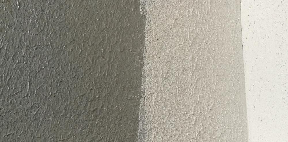 Nudažyta struktūriniais dažais (balta spalva) siena (seni dažai pilkos spalvos)